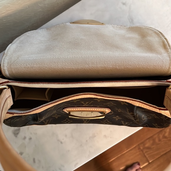 Louis Vuitton The Beverly MM in Monogram - Picture 8 of 16